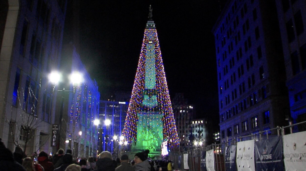 Downtown+Indy+decorates+for+holidays