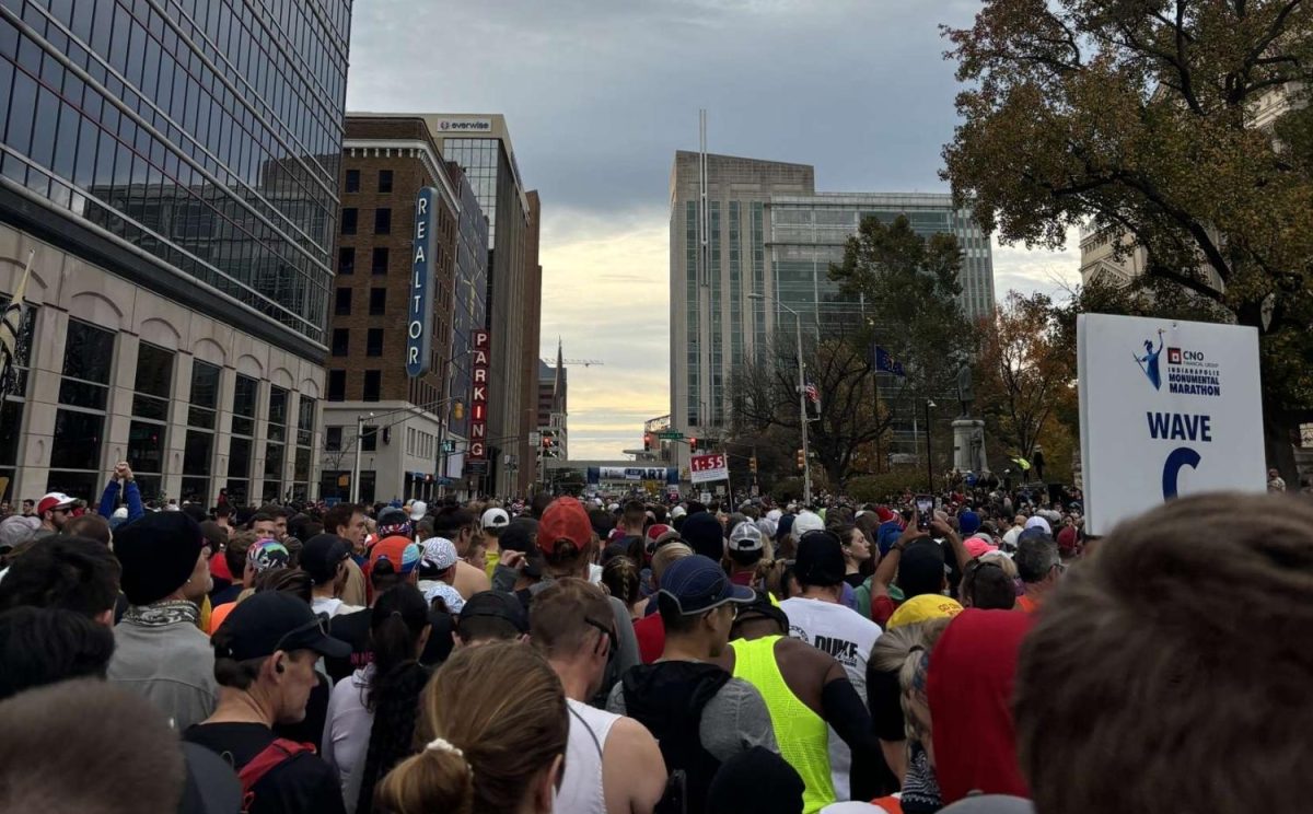 The marathon starts early in the morning by the Statehouse. While it was initially clustered, the crowd spreads out throught the race.