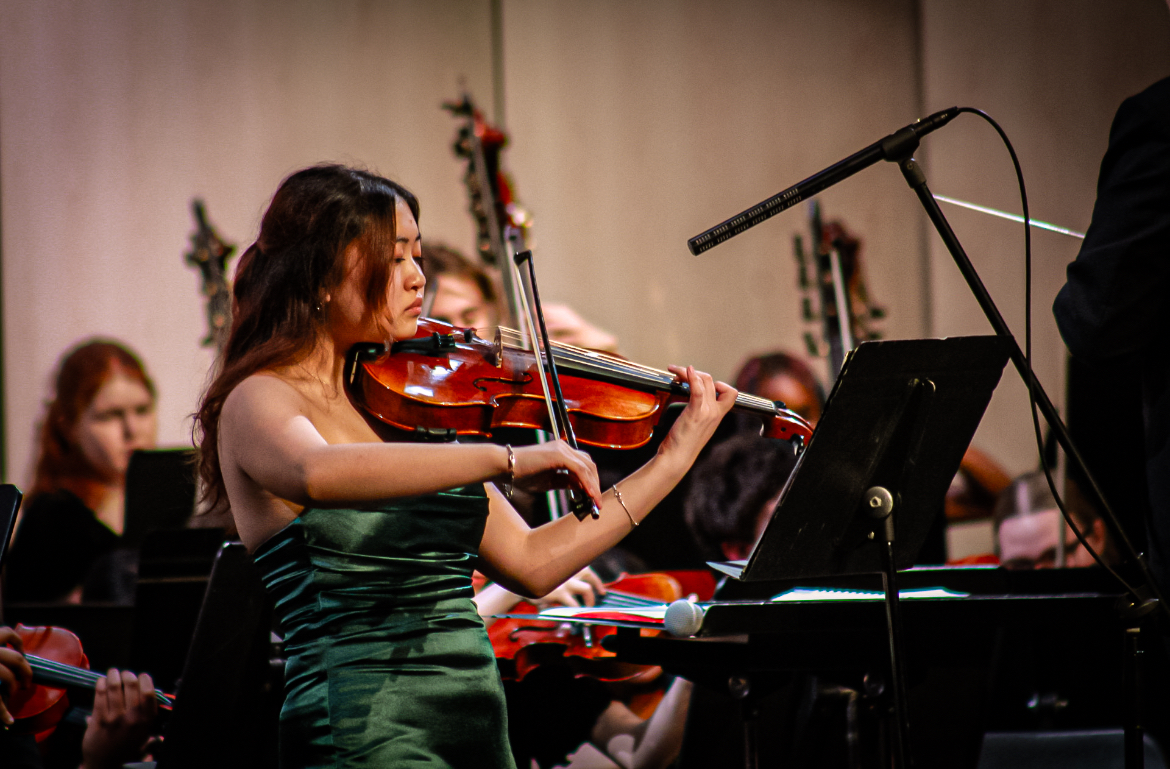 Senior Miah Peraskevas performs “Andante & Rondo Ungrese” composed by Carl Maria Von Weber”. She was one of two seniors to play concertos during the Dick Dennis concert. 