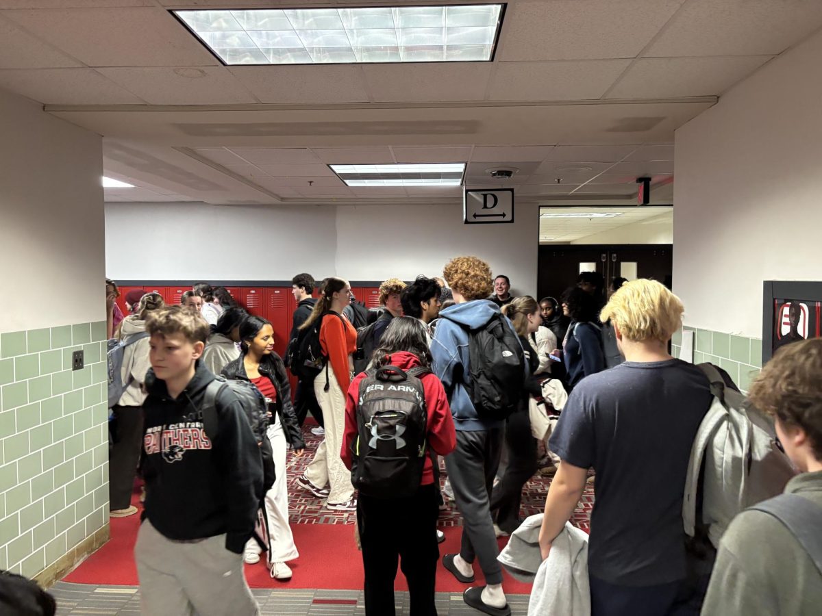Students transition from period third to fourth. Upper D hall becomes very congested with most students utilizing it to get to class.